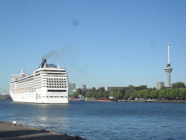 Cruiseschip ms MSC Poesia van MSC Cruises aan de Cruise Terminal Rotterdam